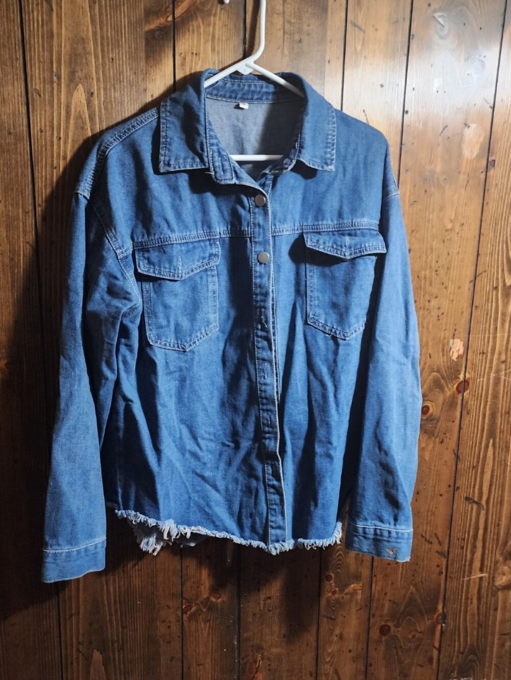Blue Frayed Hem Casual Denim Jacket Perfect for A Chilly Day